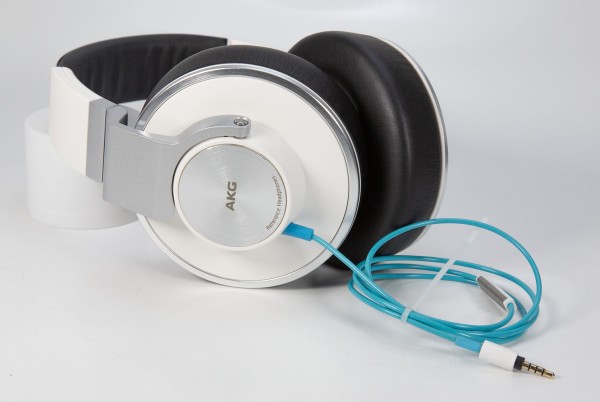 AKG K551 geschlossene, Reference-Class Headset mit Inline-Mikrofon in silber/weiß