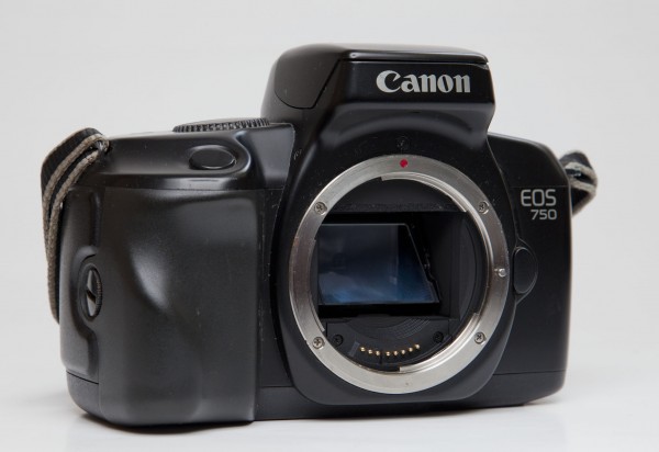 Canon EOS 750 Spiegelreflexkamera Body in schwarz