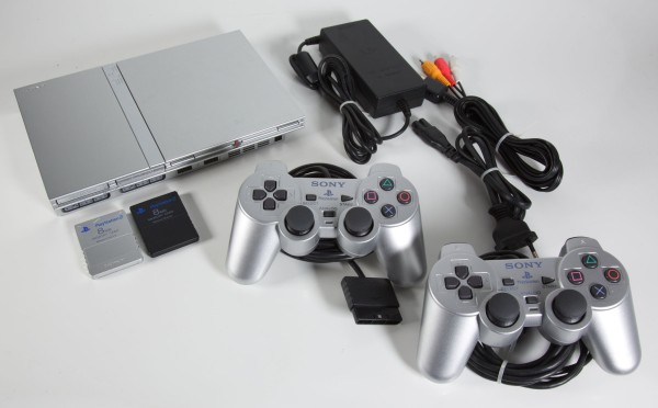 Sony Playstation 2 slim in silber - inkl. 2 Controllern & 2 Memory Cards