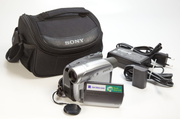 Sony DCR-HC27 Camcorder (miniDV, 20-Fach Opt Zoom, 6,4 cm Display)