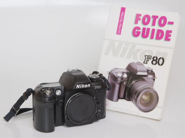 Nikon F80 Spiegelreflexkamera Body in schwarz