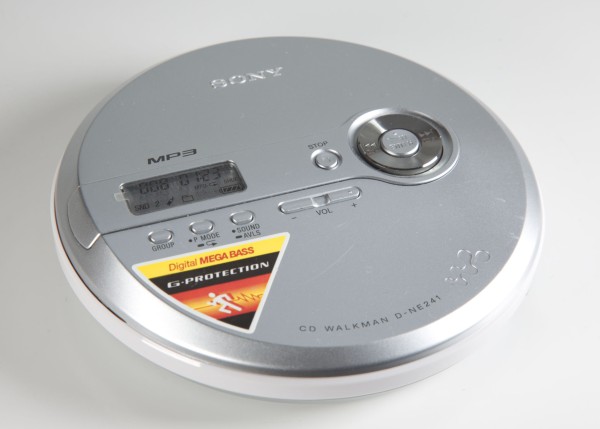 Sony D-NE 241 tragbarer CD Player in silber